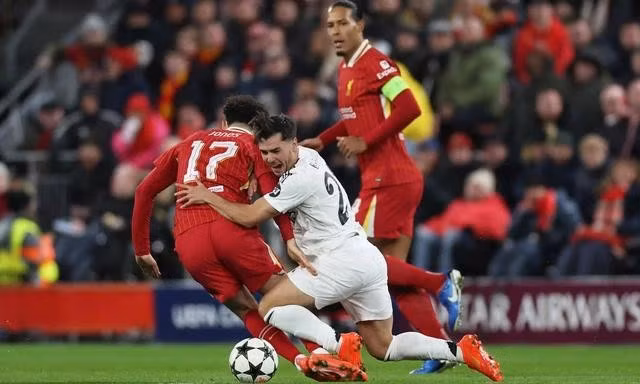 Brahim Diaz (áo trắng) được HLV Ancelotti trao cơ hội ở trận gặp Liverpool