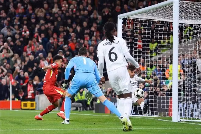 Darwin Núñez (áo đỏ, số 26) khiến khung thành Real Madrid chao đảo trong hiệp 1