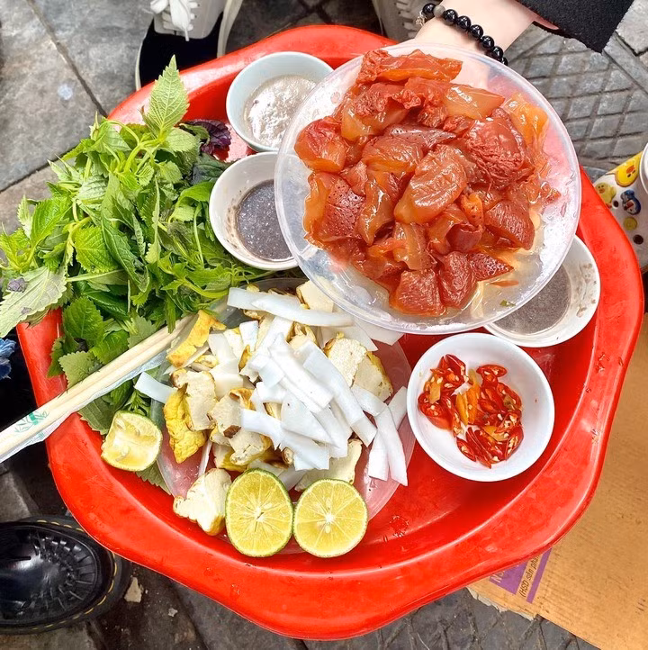 Nhiều người nhận xét, lần đầu thưởng thức sẽ thấy sứa đỏ hơi nhạt nhẽo, khó ăn, nhưng lúc ăn quen rồi thì rất thích.