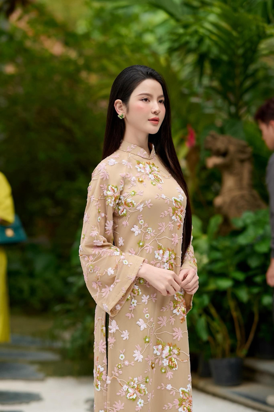 Trong khi đó, Chu Thanh Huyền tập trung vào công việc kinh doanh. Sở hữu fanpage 3,9 triệu người theo dõi, người đẹp thường xuyên livestream bán hàng, nhận được lượng tương tác lớn. Trang cá nhân cũng là nơi Chu Thanh Huyền chia sẻ về cuộc sống hôn nhân, giao lưu với mọi người