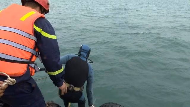 Thợ lặn được huy động đến khu vực tàu chìm