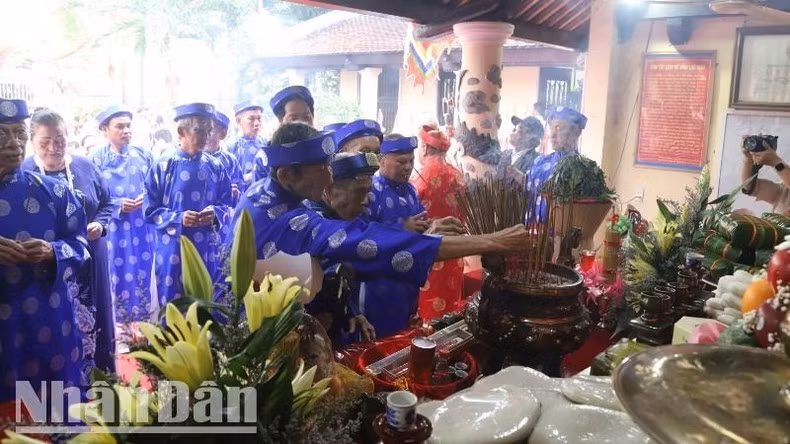 Các cụ bô lão dâng hương tưởng nhớ các Vua Hùng.