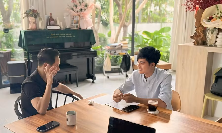 Đạo diễn Lý Hải hướng dẫn tận tình cho Lê Tuấn Khang trong lần đầu chạm ngõ điện ảnh