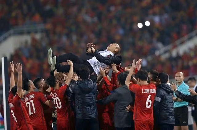 Niềm vui bất tận của HLV Park Hang-seo và đội tuyển VN sau khi đoạt cúp vàng AFF Cup 2018