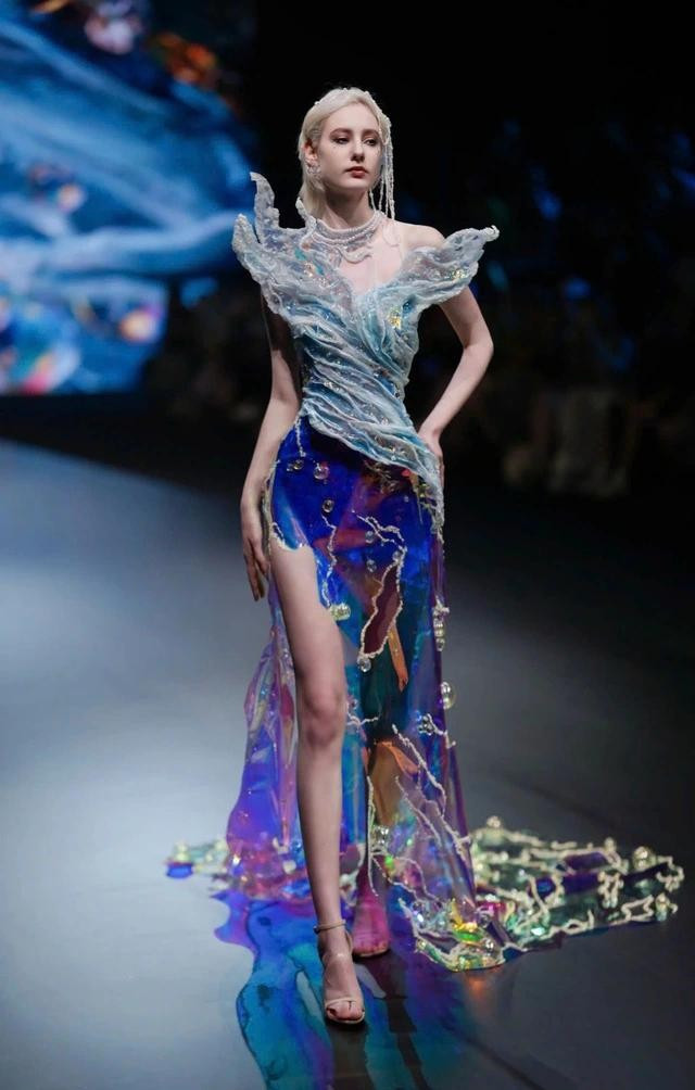 &quot;Mỗi thiết kế là một &apos;Drop&apos; độc bản, một điểm nhấn cộng hưởng để tạo thành &apos;The Ocean&apos; quyến rũ đầy sống động&quot;, Trà Linh chia sẻ