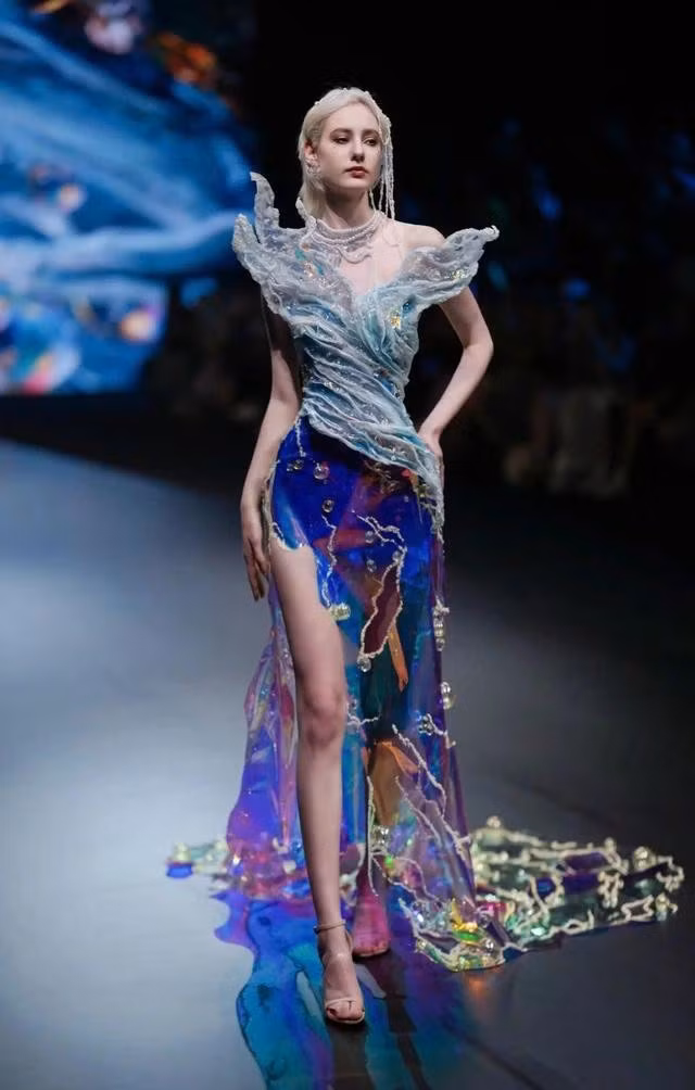 "Mỗi thiết kế là một 'Drop' độc bản, một điểm nhấn cộng hưởng để tạo thành 'The Ocean' quyến rũ đầy sống động", Trà Linh chia sẻ