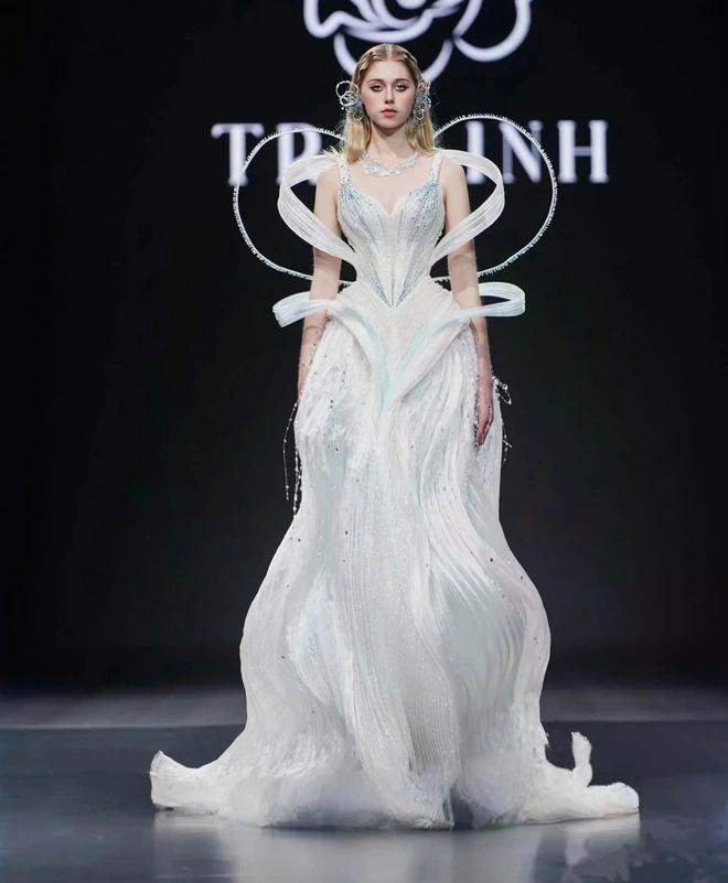 Đầm tiệc lộng lẫy, váy cưới thanh lịch tôn nét sang trọng lung linh vừa có chút tươi trẻ, phá cách, màu sắc biến đổi linh hoạt từ trắng, hồng, cam, xanh...