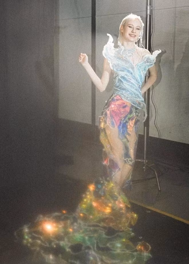 Trang phục của nhà mốt Việt được khơi nguồn cảm hứng từ thiên nhiên, sắc thái của đại dương, gợi lên chuyển động và kết cấu của nước thông qua phom dáng và chất liệu