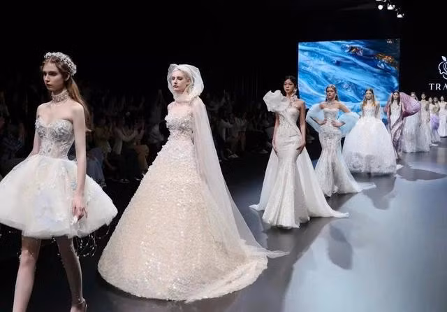 Thông điệp nữ quyền thể hiện qua những đường nét và màu sắc trang phục nhằm khắc họa vẻ đẹp trong bản lĩnh và cốt cách tinh tế và đầy nghị lực của người phụ nữ Á Đông