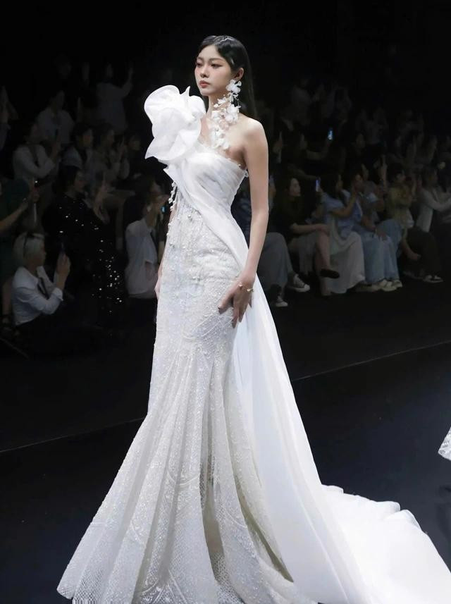 Bộ sưu tập gồm 35 mẫu thiết kế được lấy cảm hứng từ hình ảnh những chú bướm trên đất liền và vẻ đẹp của đại dương bao la