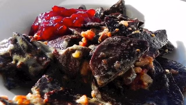 Blodpalt gắn liền với các vùng phía bắc của Thụy Điển và Lapland của Phần Lan. Đây là loại bánh bao màu nâu sẫm, được làm từ bột lúa mạch đen hoặc lúa mạch và tiết động vật. Mặc dù theo truyền thống, chúng được làm từ tiết tuần lộc, nhưng ngày nay chúng xuất hiện với nhiều biến thể vùng miền khác nhau, sử dụng tiết của nhiều loại động vật, các loại gia vị khác nhau