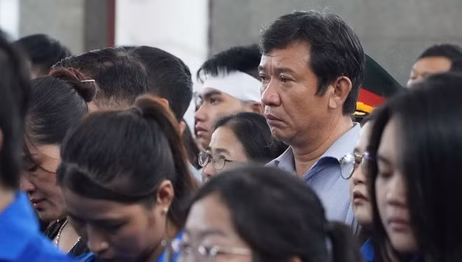 Người thân tiễn đưa các liệt sĩ