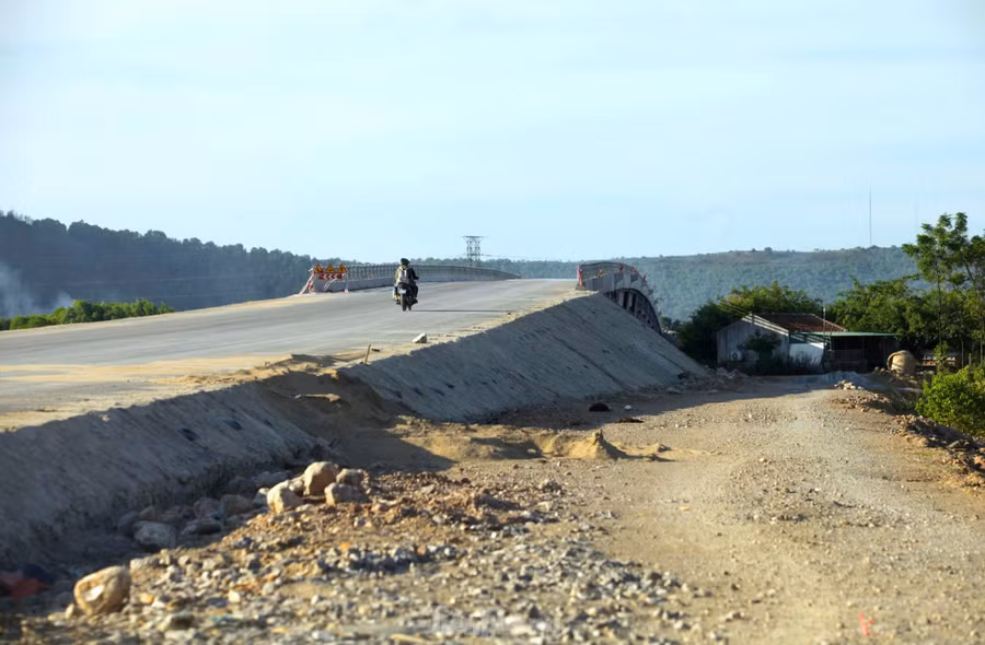 Toàn dự án có 8 cầu, trong đó có 5 cầu lớn là: Cầu Hoàng Mai dài 514m; cầu Lạch Quèn 15 nhịp dài 642m; cầu Cửa Thơi 20 nhịp dài 887m; cầu Lạch Vạn 17 nhịp dài 755m; cầu Nghi Quang 10 nhịp dài 410m.