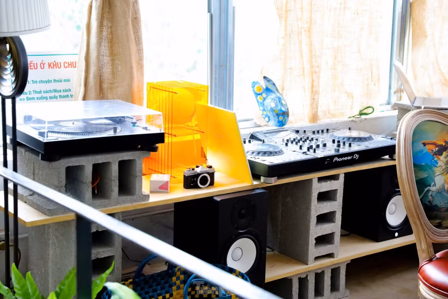 Trà, cà phê được phục vụ miễn phí, ngay tầng 1 là một gian tạp hóa nhỏ với đủ mặt hàng cho khách lựa chọn nếu có nhu cầu dùng thêm, quán hiện thu phí theo giờ với mức giá 20.000 đồng/giờ.