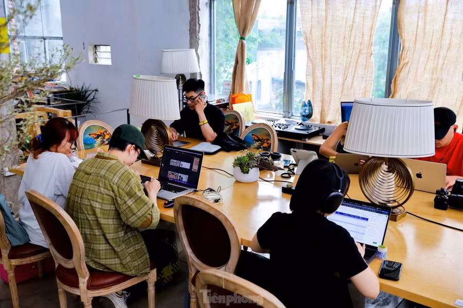 Khu vực làm việc của quán ở tầng 2 khá yên tĩnh, âm thanh được tiết chế tối đa để đảm bảo sự tập trung. Không gian không có tiếng nói chuyện, tạo cảm giác tách biệt khỏi sự ồn ào phố phường bên ngoài.