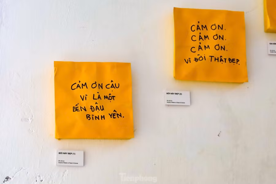 Những lời nhắn gửi dễ thương được lưu lại ở các tầng.Khoảng từ 7h30 - 10h sáng hoặc 15h - 17h là thời gian lý tưởng nhất để lưu giữ những bức hình đẹp ở đây, vừa tận hưởng nắng nhẹ, vừa có ánh sáng tự nhiên đẹp cho việc chụp hình. Buổi chiều gió thổi nhẹ, không khí mát mẻ, ngồi nhâm nhi ly trà giữa khung cảnh đồng quê thật là chill.