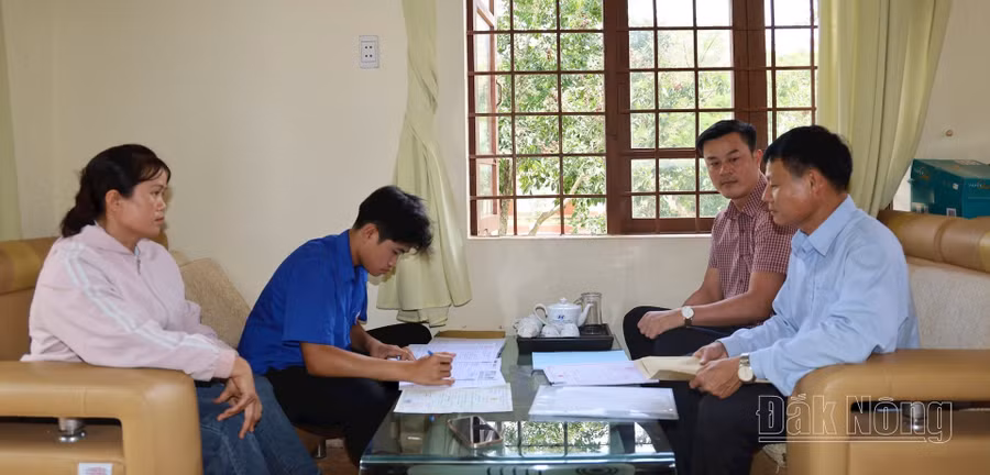 Phụ huynh và học sinh lên Trường THPT Chu Văn An (Tp. Gia Nghĩa) để tìm hiểu và đăng ký nộp hồ sơ dự thi tuyển sinh vào lớp 10