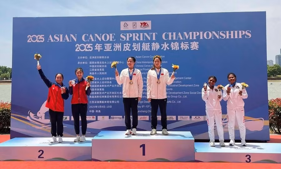 Nguyễn Thị Hương (bìa trái) và đồng đội giành HCB châu Á 2025