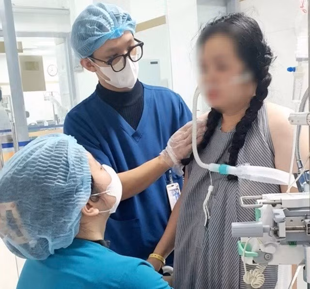 Nạn nhân vụ cháy đang được điều trị tại Bệnh viện Bạch Mai. Ảnh: Bệnh viện cung cấp