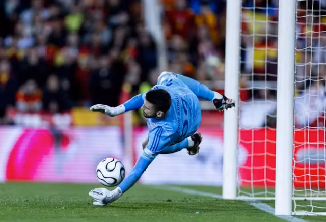 Thủ môn Unai Simon đẩy được cú sút của Donyell Malen