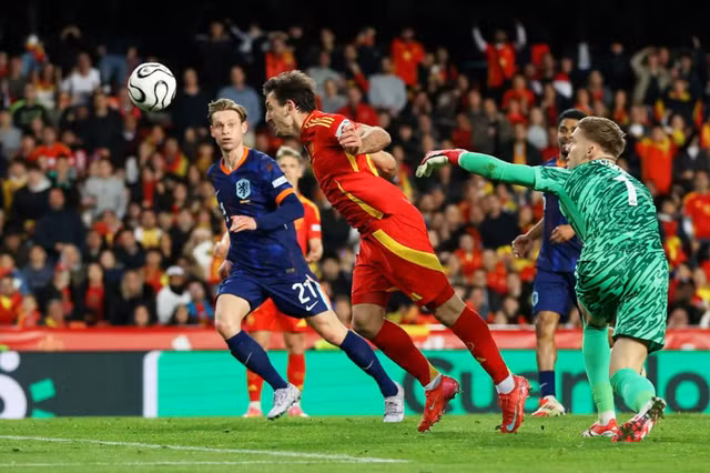 Mikel Oyarzabal đánh đầu hạ thủ thành Bart Verbruggen