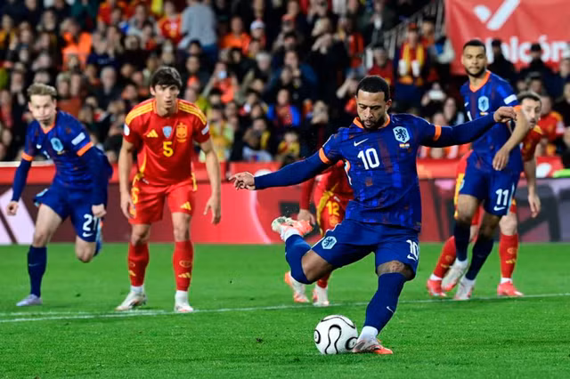 Memphis Depay kiếm về quả phạt đền và thực hiện thành công cho Hà Lan