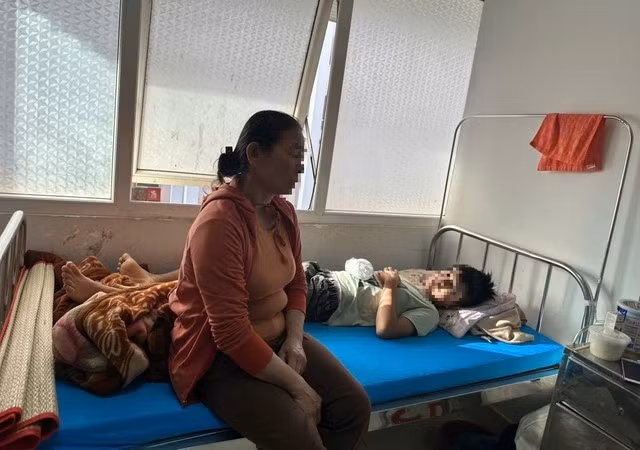 Một học sinh bị thương tật cho pháo nổ