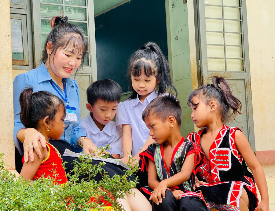 Cô Đoàn Thị Thắm (Trường Tiểu học và THCS Phù Đổng, xã Ia Púch, huyện Chư Prông) là giáo viên chủ nhiệm được nhiều lứa học trò quý mến, yêu thương. Ảnh: T.D co-doan-thi-tham-truong-tieu-hoc-va-thcs-phu-dong-xa-ia-puch-huyen-chu-prong-la-giao-vien-chu-nhiem-duoc-nhieu-lua-hoc-tro-quy-men-yeu-thuonga-td.jpg