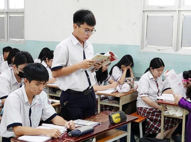 Học sinh lớp 12 trong giờ học môn văn chương trình mới Học sinh lớp 12 trong giờ học môn văn chương trình mới