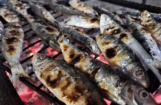 Cá trích nướng cũng là một món ăn đặc sản, được nhiều người ưa chuộng