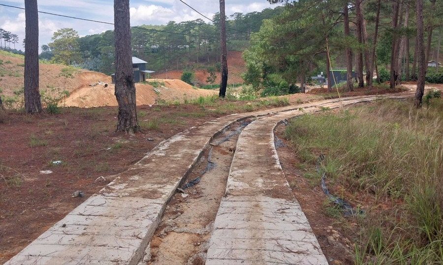 Đoạn đường bê tông vừa bị cơ quan chức năng phát hiện Đoạn đường bê tông vừa bị cơ quan chức năng phát hiện