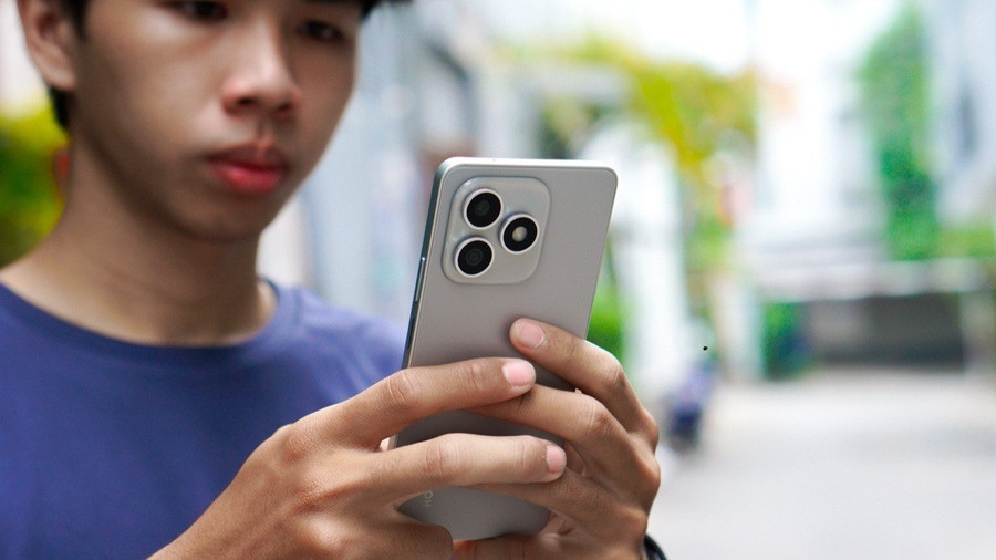 Thiết kế mỏng nhẹ với mặt lưng tinh tế và cụm camera nổi bật.