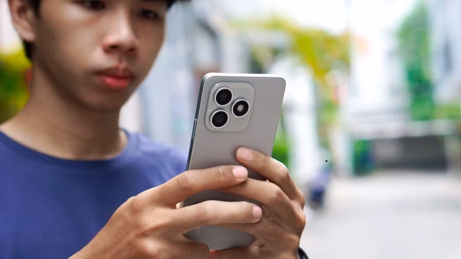 Thiết kế mỏng nhẹ với mặt lưng tinh tế và cụm camera nổi bật.