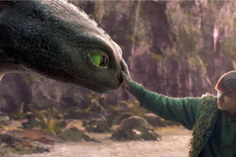 Không khó hiểu khi phim Bí kíp luyện rồng (How to Train Your Dragon) của đạo diễn Dean DeBlois có mặt trong danh sách vì thương hiệu phim hoạt hình gốc mà phim này dựa vào để làm lại (remake) vốn là sê ri ăn khách tại phòng vé Bắc Mỹ. Bản người đóng được chuyển thể theo phong cách từng cảnh phim (shot-for-shot remake), trung thành với loạt phim gốc từ hình ảnh đến ý nghĩa. Phim Bí kíp luyện rồng bản người đóng kể về quá trình trưởng thành của cậu bé Hiccup và và chú rồng đen &quot;Răng Sún&quot;. Bí kíp luyện rồng dự kiến ra rạp ngày 13.6