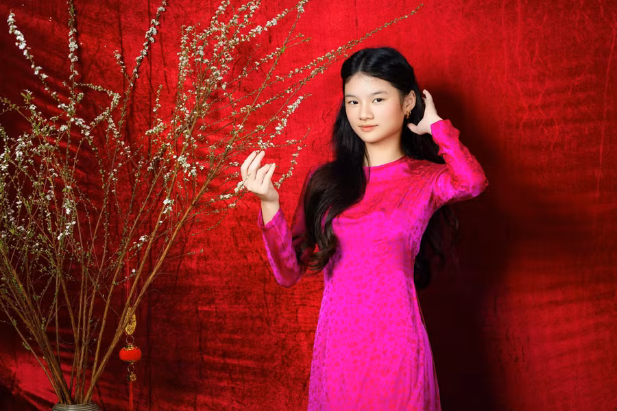 Con gái Trương Ngọc Ánh sở hữu chiều cao nổi bật khoảng 1,7m, đôi chân dài thẳng tắp. Cô bé thường để mặt mộc, mái tóc đen dài, có gu thời trang đơn giản, trẻ trung đúng tuổi. Ảnh: NVCC