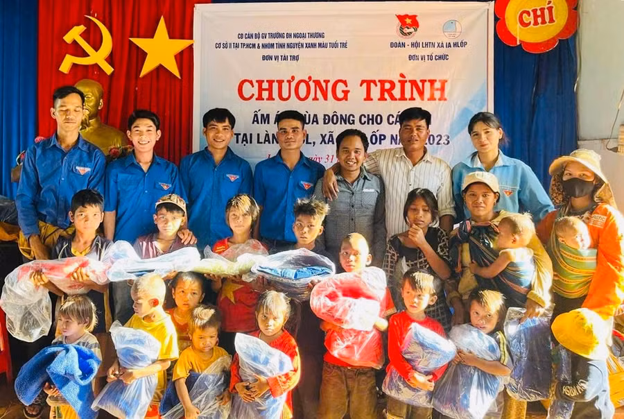 nhom-tinh-nguyen-xanh-mau-tuoi-tre-phoi-hop-cung-doan-xa-ia-hlop-huyen-chu-se-tang-qua-cho-thieu-nhi-cac-lang-dong-bao-dan-toc-thieu-so.jpg