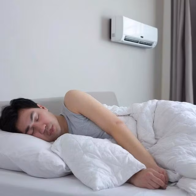 Người trưởng thành nên ngủ ở 26-28 độ C, trẻ em và người lớn tuổi là 27-29 độ C, với độ ẩm 50-60%