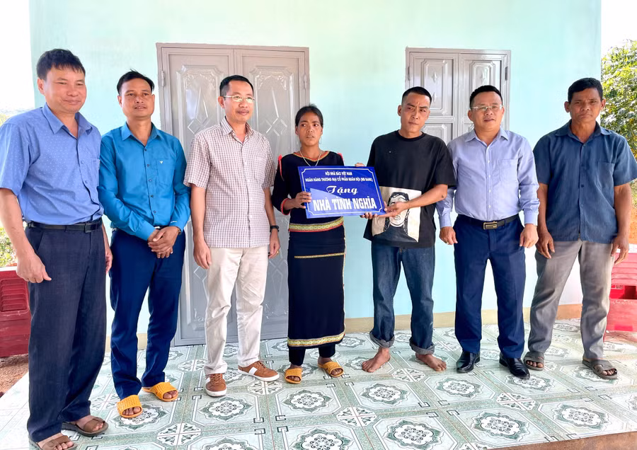 hoi-nha-bao-viet-nam-phoi-hop-voi-hoi-nha-bao-tinh-ngan-hang-thuong-mai-co-phan-quan-doi-trao-tang-nha-tinh-nghia-cho-ho-ngheo-o-lang-dip-xa-ia-kreng-huyen-chu-pah-thang-12-2024-anh-lam-nguyen.jpg