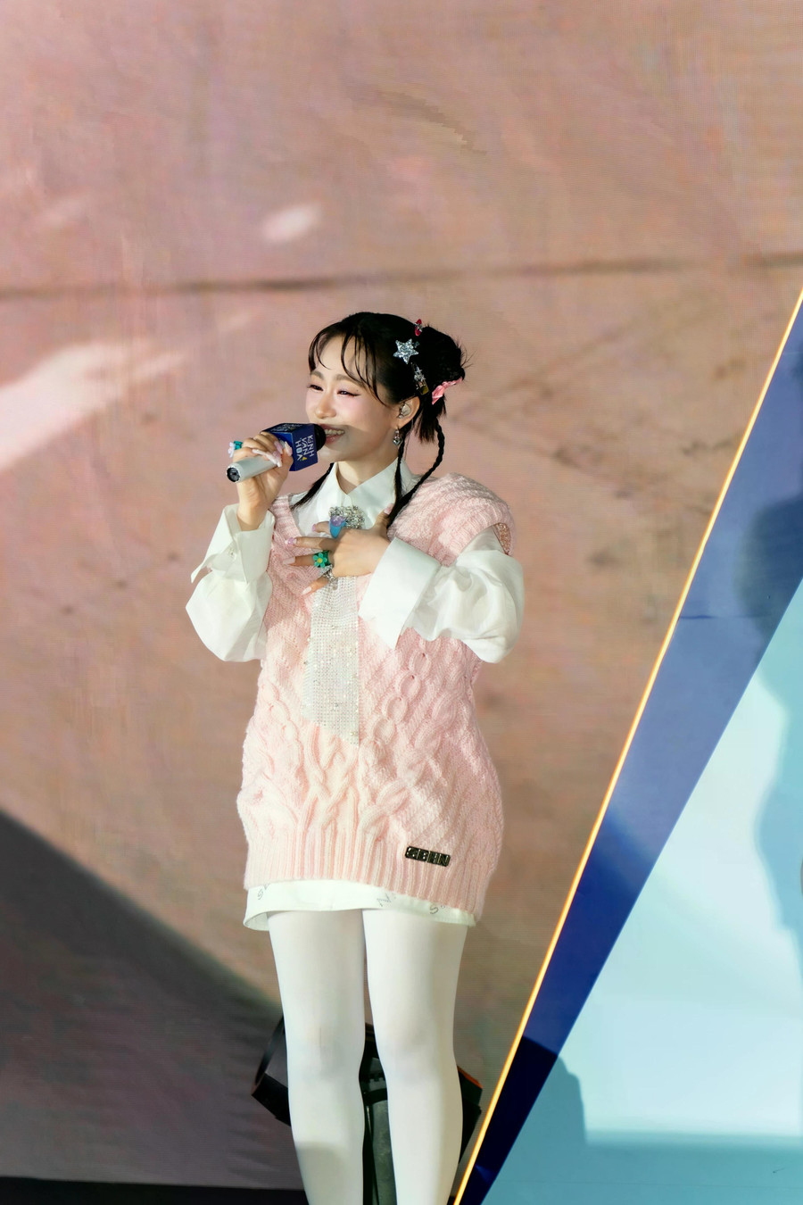 Ngoài dàn diễn viên phim, Lương Bích Hữu cũng bất ngờ khi xuất hiện tại sự kiện showcase Kính vạn hoa bản điện ảnh. Theo tiết lộ, cựu thành viên nhóm H.A.T sẽ đảm nhận vai trò hát nhạc phim cho dự án lần này của đạo diễn Võ Thanh Hòa