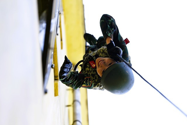 Nữ chiến sĩ đặc công Nguyễn Thị Hải Linh thực hiện kỹ thuật tụt dây chiến thuật