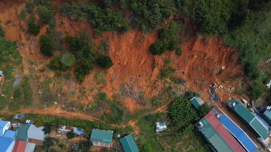 Theo UBND xã Hiệp Thạnh (huyện Đức Trọng, Lâm Đồng ), nhiều năm nay, do sạt lở, khu vực phía sau 20 hộ dân ở thôn Quảng Hiệp có một vết nứt kéo dài. Hiện địa phương vẫn đang giám sát, theo dõi sát vết nứt này.
