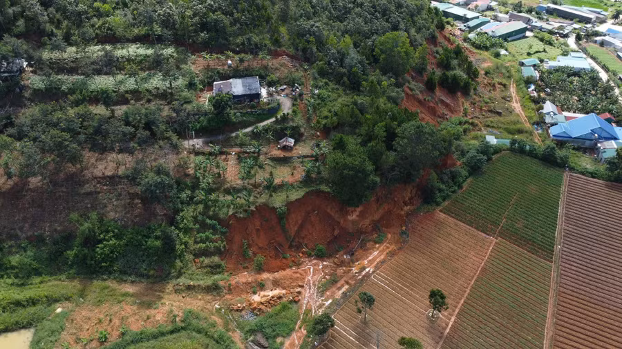 “Chính quyền địa phương đã vận động người dân di dời nhưng người dân không có chỗ ở nên không rời đi. Mỗi khi mưa lớn, xã phải đến tận nhà vận động các hộ tạm dời đi”, ông Thạnh cho biết.