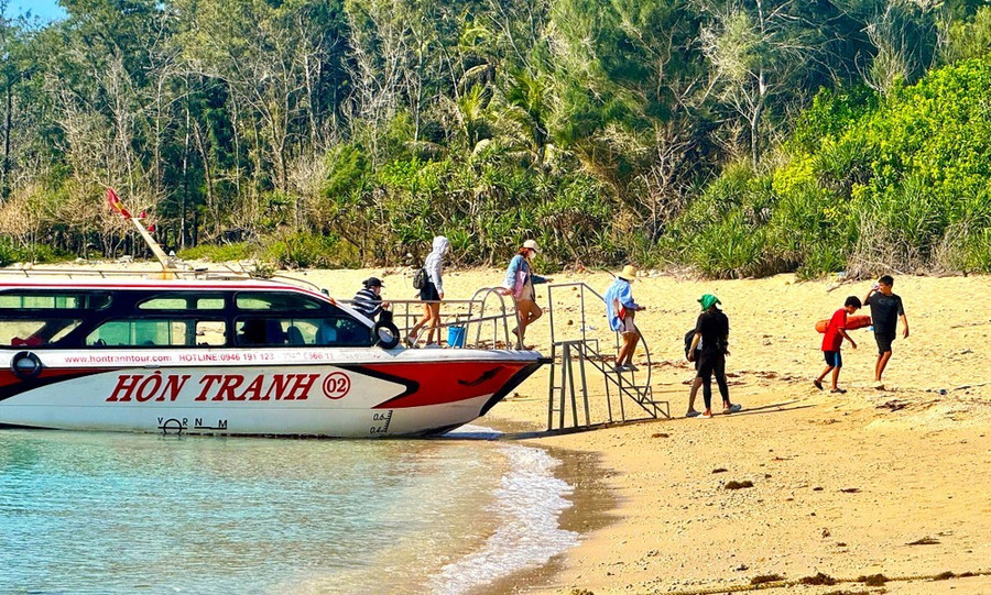 Du khách tham quan Hòn Tranh thuộc đảo Phú Quý (tỉnh Bình Thuận). Ảnh: NGUYỄN TIẾN Du khách tham quan Hòn Tranh thuộc đảo Phú Quý (tỉnh Bình Thuận). Ảnh: NGUYỄN TIẾN
