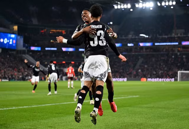 "Bộ đôi 49-53" Lewis-Skelly và Nwaneri ăn mừng bàn nhân đôi cách biệt