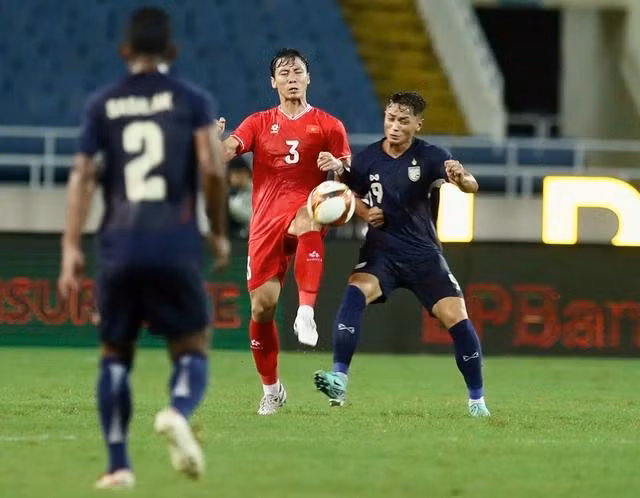 Đội Thái Lan (phải) dù thiếu nhiều cầu thủ chủ chốt nhưng vẫn rất đáng gờm