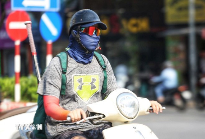 Người dân ra đường ngày nắng nóng thường bịt kín để đảm bảo sức khỏe. (Ảnh: Thu Phương/TTXVN phát) Người dân ra đường ngày nắng nóng thường bịt kín để đảm bảo sức khỏe. (Ảnh: Thu Phương/TTXVN phát)
