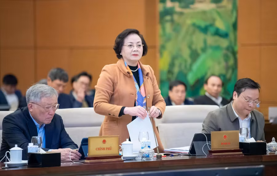 Bộ trưởng Nội vụ Phạm Thị Thanh Trà trình bày tờ trình luật Tổ chức Chính phủ (sửa đổi) tại phiên họp