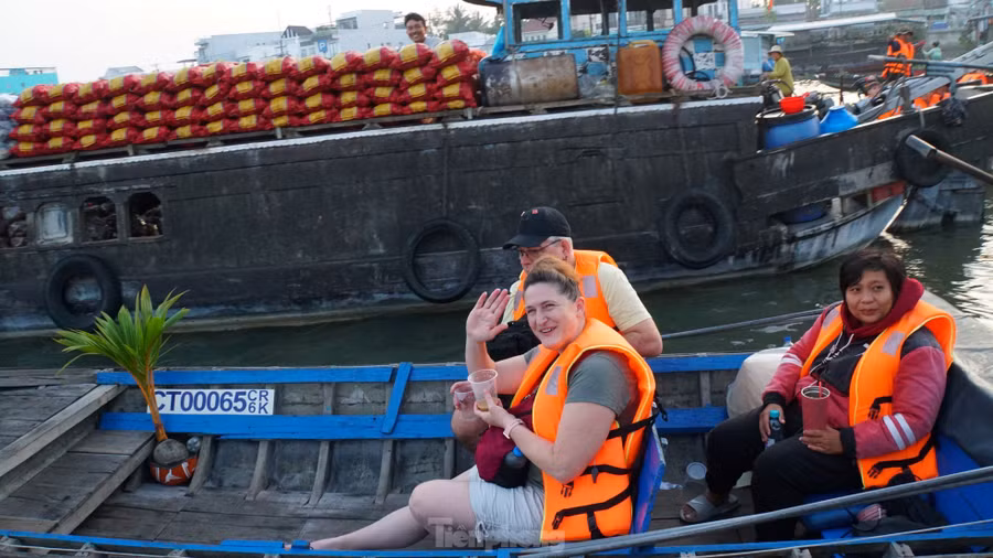 Chợ nổi Cái Răng là một trong những điểm đến hàng đầu của du khách khi đến với Cần Thơ. Ảnh: Hòa Hội.