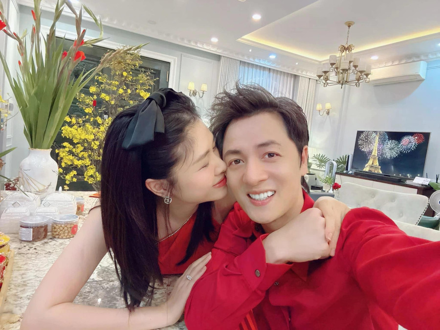 Đăng Khôi dành thời gian đón tết bên gia đình sau chặng hành trình đáng nhớ ở Anh trai vượt ngàn chông gai. Năm nay nam ca sĩ có thêm niềm vui khi gia đình vừa đón thêm thành viên mới