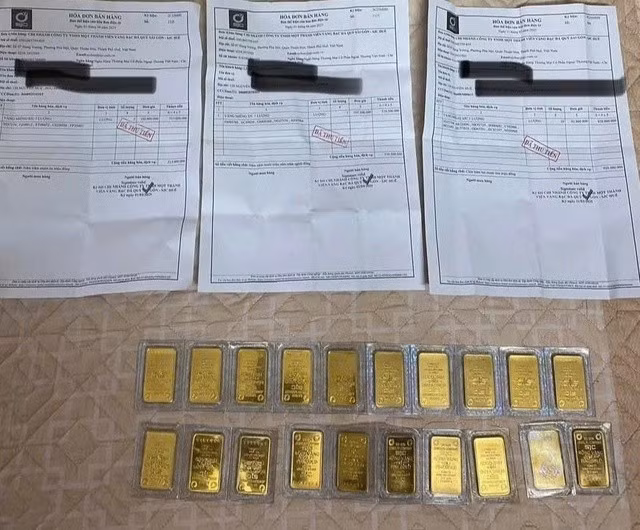 Công an thu giữ 20 miếng kim loại màu vàng từ các đối tượng